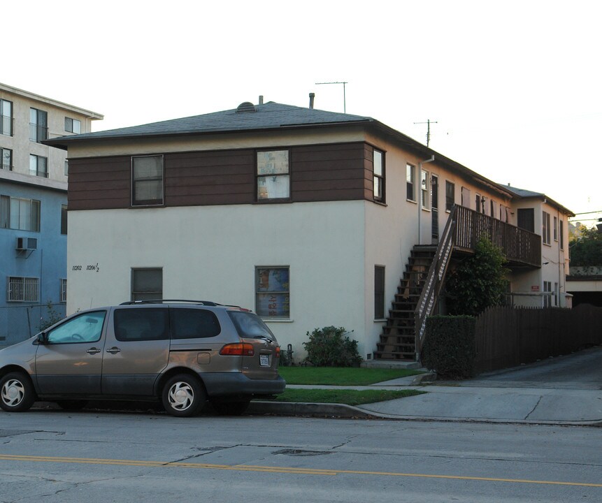 11202-112061/2 Camarillo St in North Hollywood, CA - Building Photo