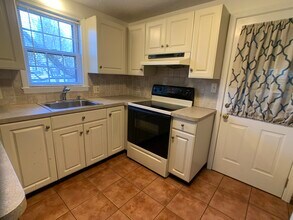 20 Eliot St, Unit 2 in Chestnut Hill, MA - Foto de edificio - Building Photo