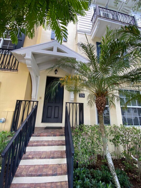 319 Flamingo Dr in West Palm Beach, FL - Building Photo