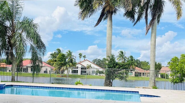 1243 Manor Dr S in Weston, FL - Building Photo - Building Photo