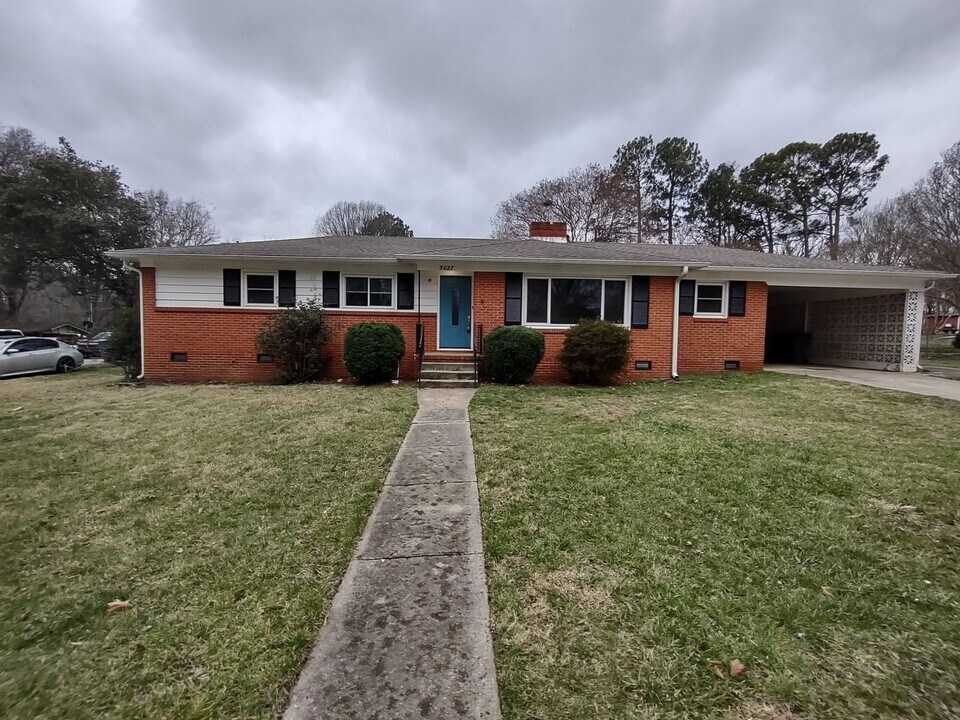5027 Dogwood Pl in Charlotte, NC - Building Photo