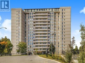 130 Neptune Dr in Toronto, ON - Building Photo