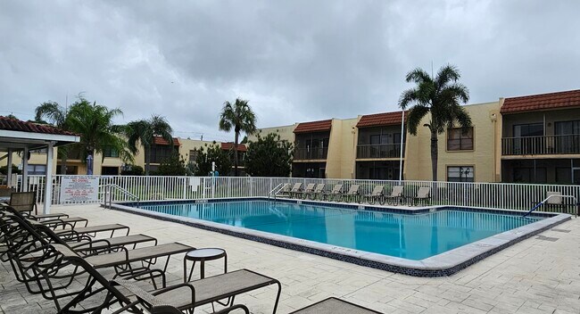 12515 McGregor Blvd, Unit 12515 McGregor Blvd. #109 in Ft. Myers, FL - Building Photo - Building Photo