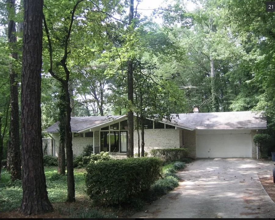 1714 S Johnson Ferry Rd NE in Brookhaven, GA - Foto de edificio