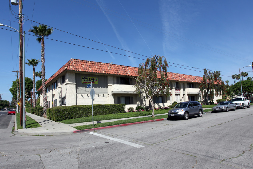 Villa Hermosa Apartment Homes in Canoga Park, CA - Building Photo