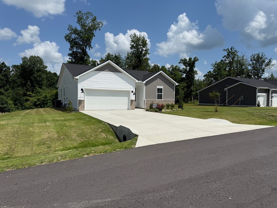 706 W Chestnut St in Dickson, TN - Building Photo
