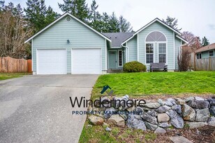 1188 NE Riksen Way in Oak Harbor, WA - Building Photo