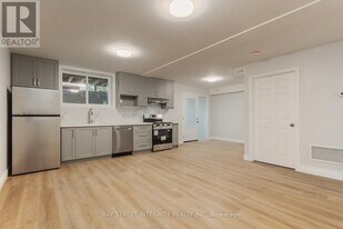 459 Palmerston Blvd in Toronto, ON - Building Photo