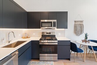 4513 N Clark St, Unit 301 in Chicago, IL - Building Photo - Building Photo