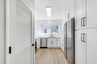 18545 Clark Street in Tarzana, CA - Foto de edificio - Interior Photo