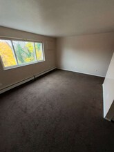 14815 Euclid Ave in East Cleveland, OH - Foto de edificio - Building Photo