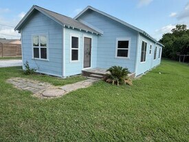 4822 W Cedar Bayou Lynchburg Rd in Baytown, TX - Building Photo