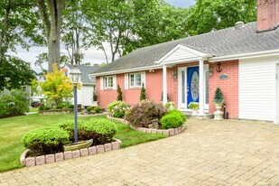 92 Grove Beach Rd S in Westbrook, CT - Building Photo