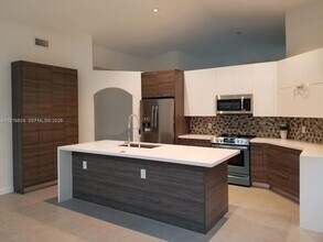 10889 NW 58th Terrace in Doral, FL - Building Photo - Building Photo