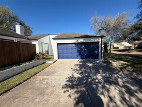 2218 Round Lake Dr in Houston, TX - Building Photo - Building Photo