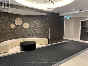 550 Webb Dr in Mississauga, ON - Building Photo - Building Photo