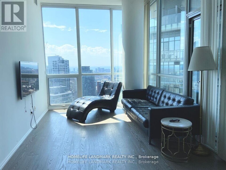45-5245 Charles St E in Toronto, ON - Building Photo
