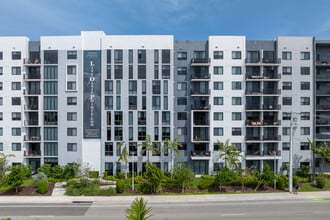 Oasis Pointe in Dania Beach, FL - Building Photo - Building Photo