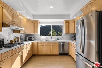 1650 Clear View Dr in Beverly Hills, CA - Building Photo - Building Photo