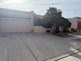 2828 Monument Dr NW in Albuquerque, NM - Building Photo