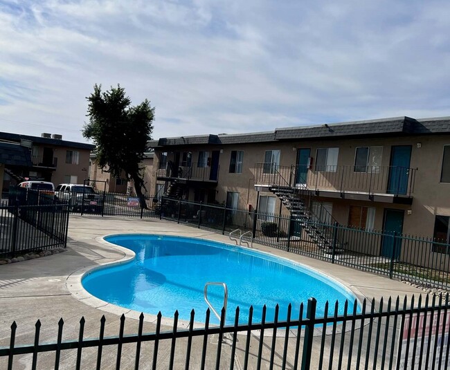 Bowling Green Village in Sacramento, CA - Foto de edificio - Building Photo