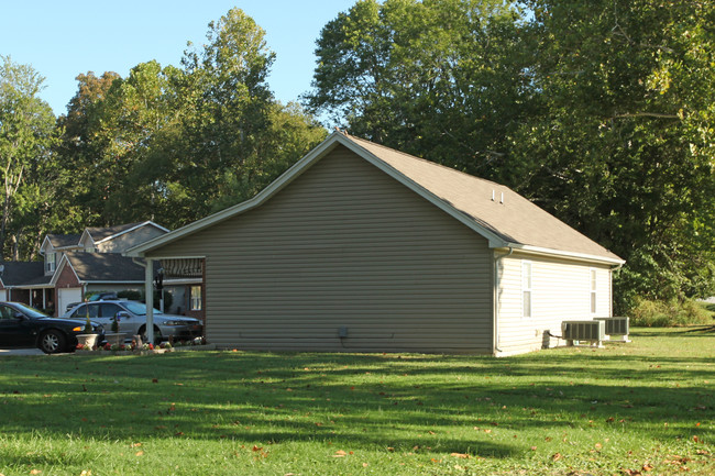 416 Ferguson St in Henryville, IN - Building Photo - Building Photo