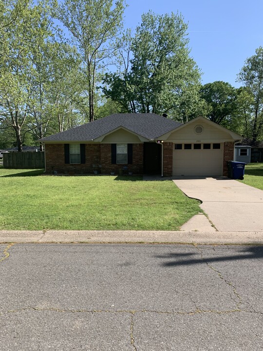 2001 Independence Ave in Conway, AR - Building Photo