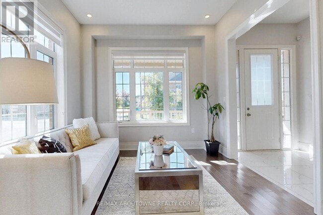 459 Threshing Mill Blvd. in Oakville, ON - Building Photo - Building Photo