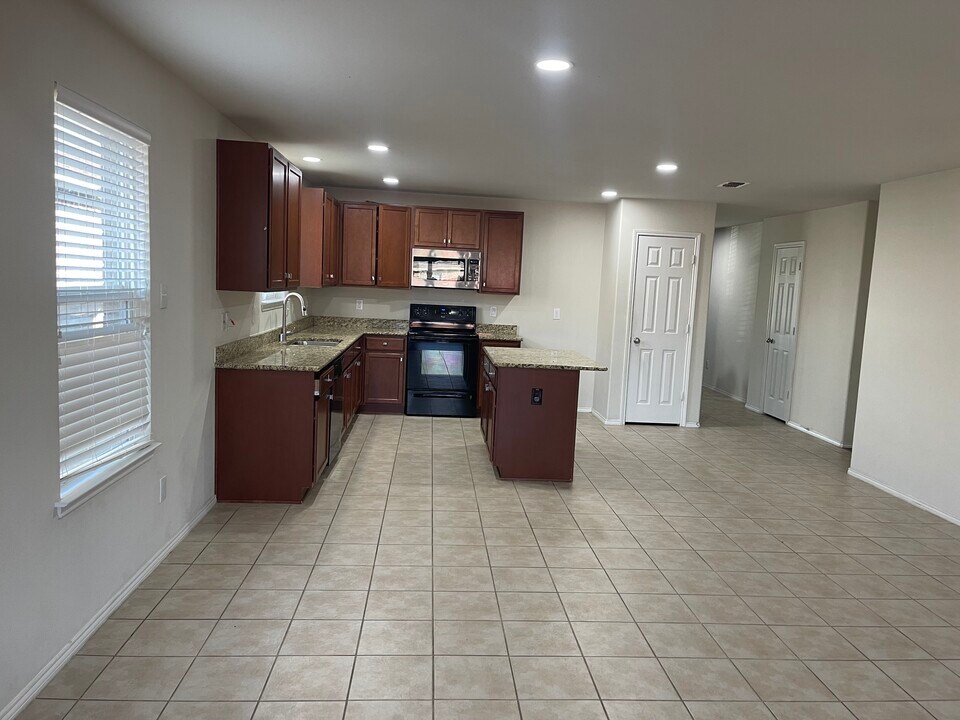 9003 Cloudveil Dr in Arlington, TX - Building Photo