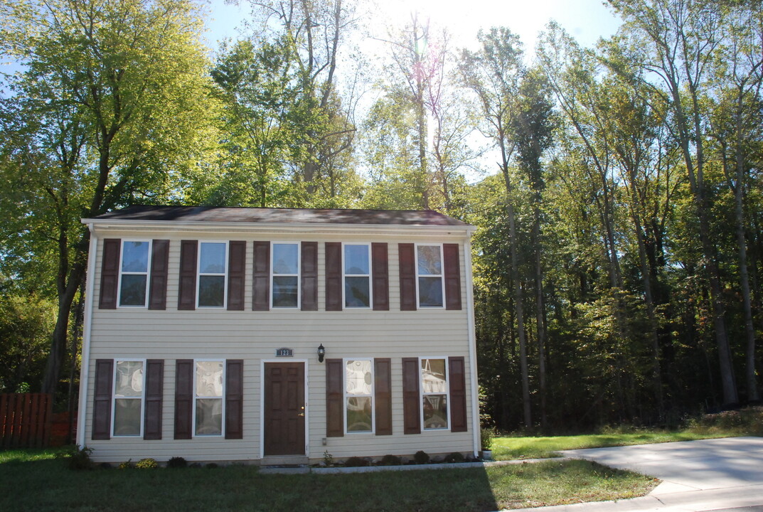 123 Neighbors Dr in Williamsburg, VA - Building Photo