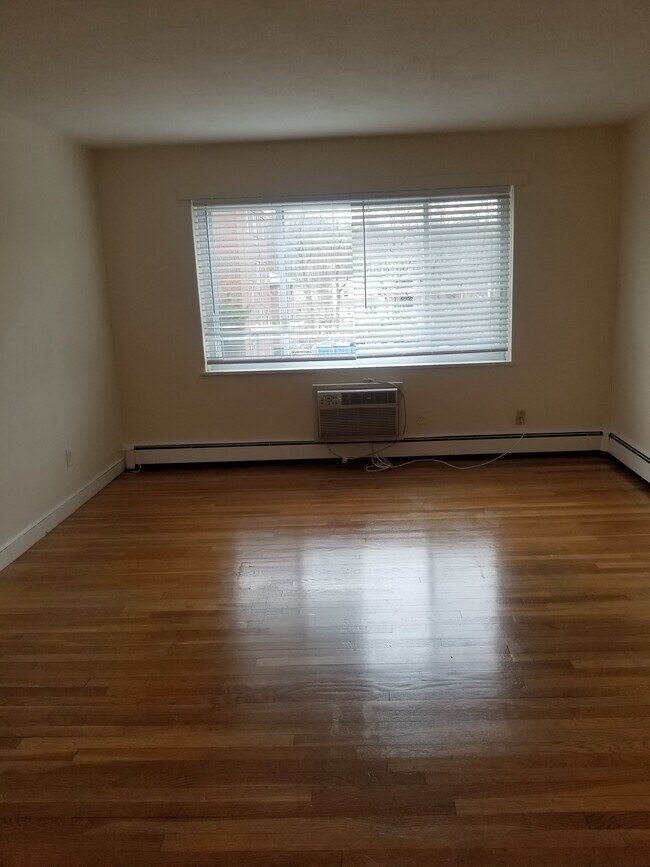1033 Massachusetts Ave, Unit 10 in Arlington, MA - Building Photo - Building Photo