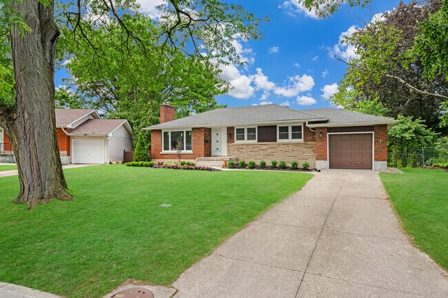 10 W Hampton Rd in St Catharines, ON - Building Photo - Building Photo