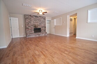 Harlow House - 3745 Warwick Blvd in Kansas City, MO - Building Photo - Interior Photo