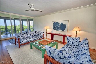 8990 Bay Colony Dr in Naples, FL - Foto de edificio - Building Photo