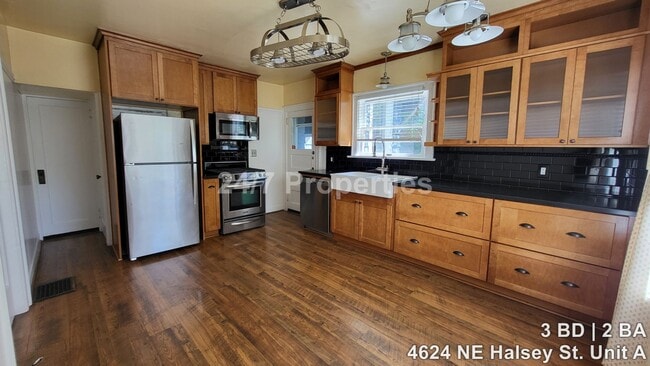 4624 NE Halsey St in Portland, OR - Building Photo - Building Photo