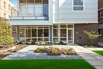 2211 Maple Ave, Unit 203 in Evanston, IL - Building Photo - Building Photo