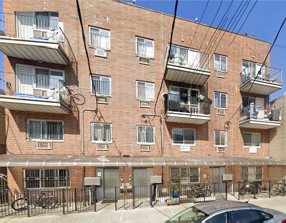 5421-5425 102nd St in Corona, NY - Foto de edificio