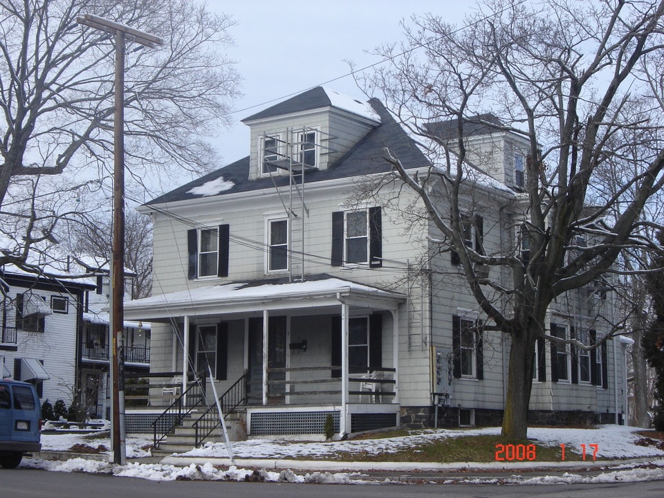 1 White St in Taunton, MA - Building Photo