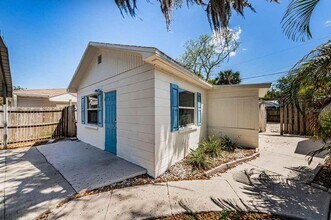 1233 Sedeeva Cir S in Clearwater, FL - Building Photo - Building Photo