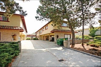 2525 Grove Way in Hayward, CA - Building Photo - Building Photo