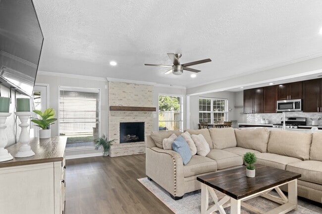 13910 Ella Lee Ln in Houston, TX - Building Photo - Building Photo