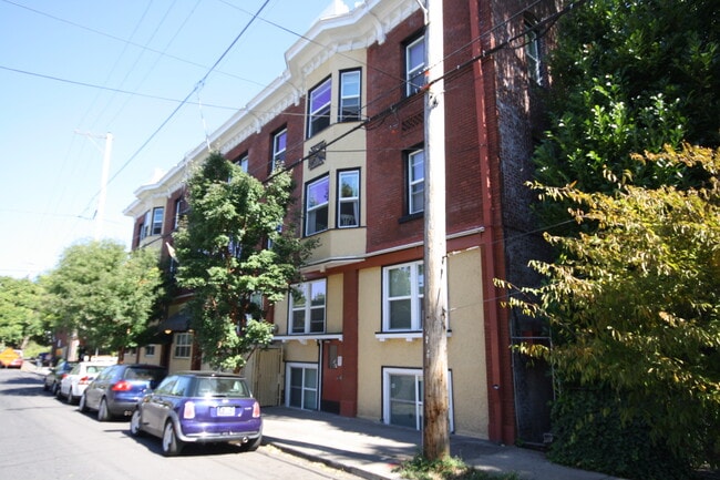910 Southeast 37th Avenue, Unit 207 in Portland, OR - Building Photo - Building Photo