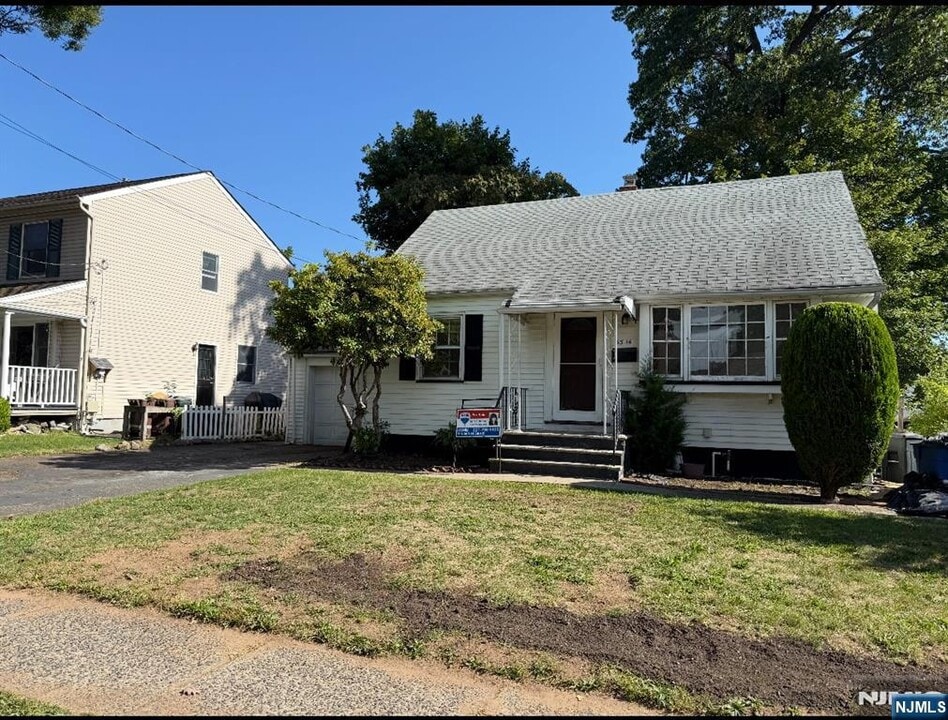 33-14 Norwood Dr in Fair Lawn, NJ - Building Photo