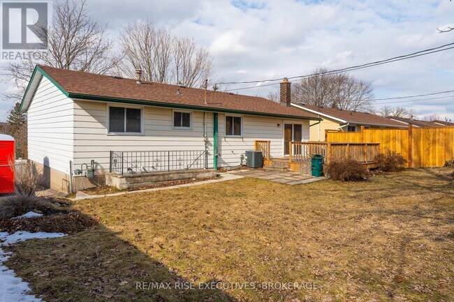 788-788 Hillside Dr in Kingston, ON - Building Photo - Building Photo