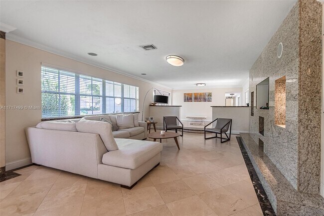 14644 SW 83rd Ct in Palmetto Bay, FL - Foto de edificio - Building Photo
