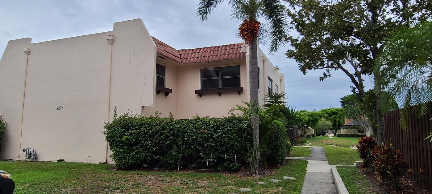6274 Seven Springs Blvd in Greenacres, FL - Building Photo