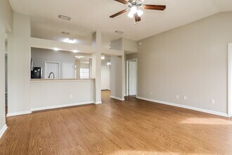 387 Summit Dr in Orange Park, FL - Foto de edificio - Building Photo