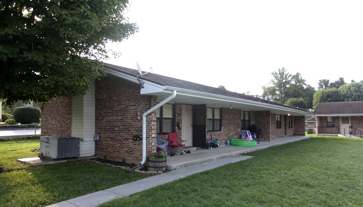 101-106 Main St in Jacksboro, TN - Building Photo