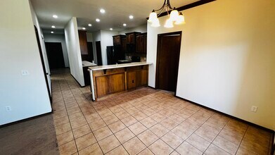 11415 NW 121st Pl in Yukon, OK - Building Photo - Building Photo
