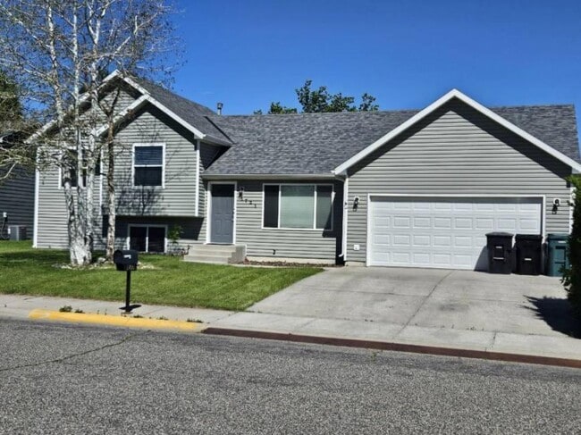 property at 1721 Country Manor Blvd